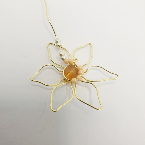 Natalie Patten's Wire Flower Component - , Contemporary Wire Jewelry, Wire Wrapping, Wrapping, Wire Wrapping Jewelry, position the beads across the petals